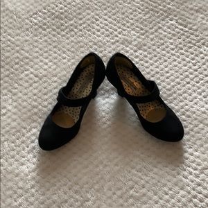 I am selling black high heels.